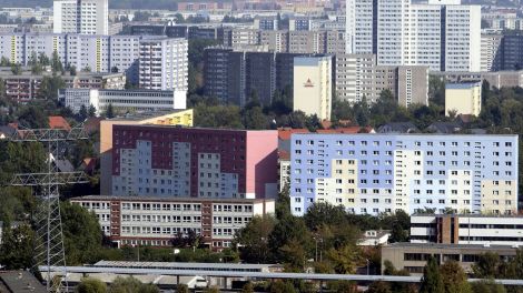 Blick auf die in der DDR entstandenen Plattenbauten in Berlin-Marzahn (Bild: DPA)