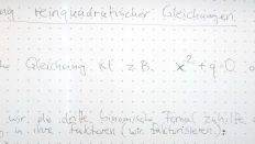Eine mathematische Formel an der Tafel (Bild: G. Heuser, rbb-Inforadio)