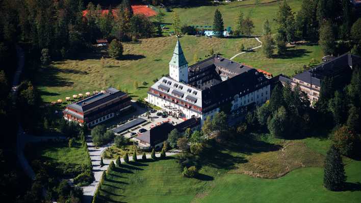 ARCHIV - Schloss Elmau, aufgenommen am 24.09.2014 in Elmau (Bayern) aus der Luft. Foto: dpa