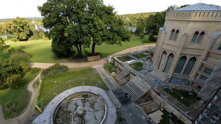 ARCHIV - Nach Abschluss des ersten Bauabschnittes der so genannten Hüllensanierung von Schloss Babelsberg in Potsdam (Brandenburg) zeigt sich am 27.08.2014 das Schloss bereits teilweise in alter Schönheit. Foto: dpa