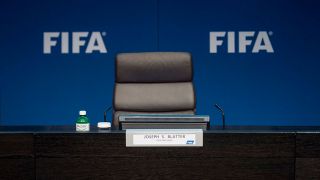Der leere Stuhl von FIFA-Präsident Blatter kurz vor der Pressekonferenz am 02.06.2015, bei der Blatter seinen Rücktritt erklärte. Foto: dpa