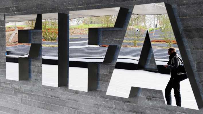 Ein Mann geht vor dem FIFA-Logo vorbei (Archivbild, Quelle: dpa)
