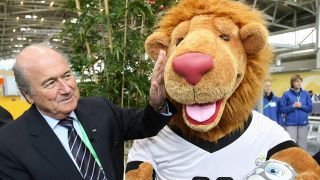 FIFA-Chef Blatter mit dem WM 2006-Maskottchen "Goleo" (Bild: dpa)