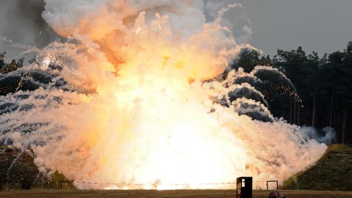 UN-Test 6(c) Außenbrandtest mit Großfeuerwerk (Kugelbomben) (Bild: BAM)