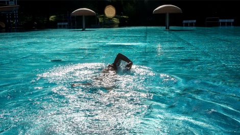 Sommerbad Insulaner - Ein "Frühschwimmer" schwimmt seine Bahnen (Bild: Dieter Freiberg)
