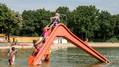 Sommerbad Jungfernheide - auch in diesem Bad erfreut sich die Rutsche großer Beliebtheit (Bild: Dieter Freiberg)