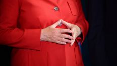 Bundeskanzlerin Angela Merkel hat ihre Hände zu der berühmten "Merkel-Raute" geformt © imago/Jan Huebner