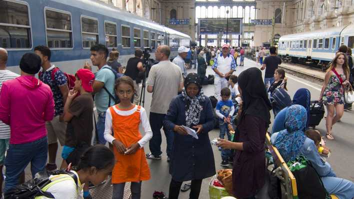 Geflüchtete Menschen stehen am 31.08.2015 an den Gleisen im Ostbahnhof in Budapest. Sie wollen nach Westeuropa kommen (Quelle: imago/EST&OST)