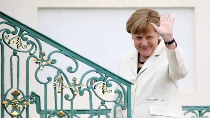 Bundeskanzlerin Angela Merkel (CDU) vor dem Schloss Meseberg (Brandenburg) (Quelle: dpa/Michael Kappeler)