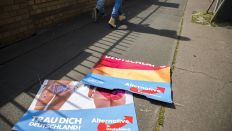 Wahlplakate der Alternative fuer Deustchland (AfD) auf dem Boden in Berlin-Friedrichshain am 14. August. 2017. (Foto: imago / Emmanuele Contini)