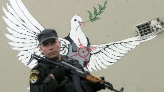 ARCHIV, Bethlehem: Soldat vor Friedenstaube an Mauer (Bild: picture-alliance/ dpa | epa Hashlamoun)