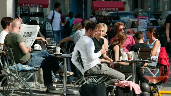 Gäste sitzen in einem Straßencafé in Berlin (Bild: picture alliance/Caro/Muhs)