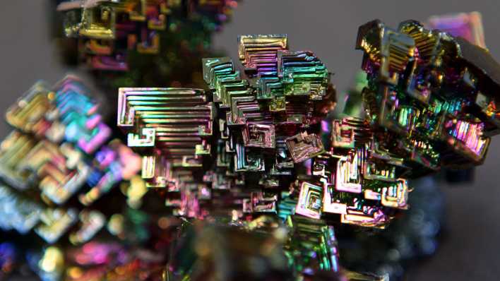 Wismut-Kristalle reflektieren das Licht in bunten Farben (Bild: picture alliance/dpa/Oliver Berg)