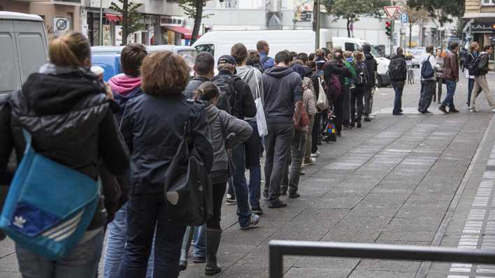 Lange Schlange vor dem Bürgeramt Neukölln (Bild: imago/Olaf Wagner)