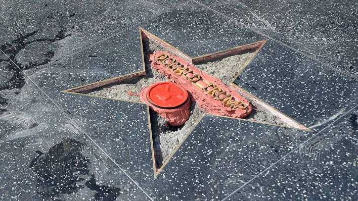 Trumps Stern auf dem Walk of Fame beschädigt (Bild: imago/ZUMA Press) Trumps Stern auf dem Walk of Fame beschädigt (Bild: imago/ZUMA Press)