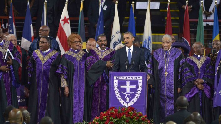 Barack Obama singt Amazing Grace bei einer Grabrede für South-Carolina-Senatorin Clementa Pinckney (Bild: imago/Xinhua)