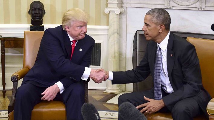 Obama schüttelt die Hand von Donald Trump nach dessen Wahl zum US-Präsidenten (Bild: imago/ZUMA Press)