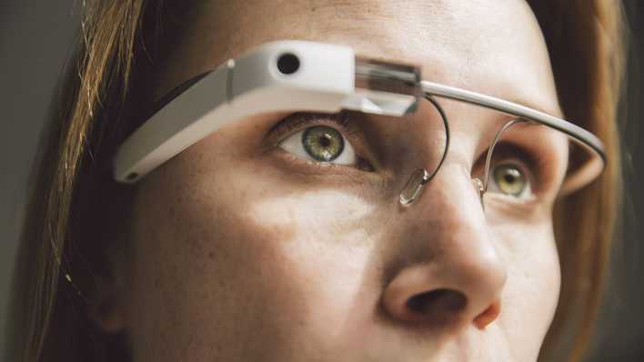 Frau mit Datenbrille (Bild: imago/Westend61) Frau mit Datenbrille (Bild: imago/Westend61)