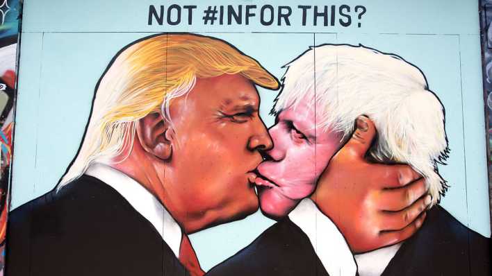 Street Art in Bristol: Donald Trump küsst Boris Johnson (Bild: imago/ZUMA Press) Street Art in Bristol: Donald Trump küsst Boris Johnson (Bild: imago/ZUMA Press)