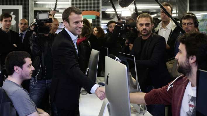 Wirtschaftsminister Macron besucht die Schule 42 in Paris (Bild: imago/Stephane Lemouton)