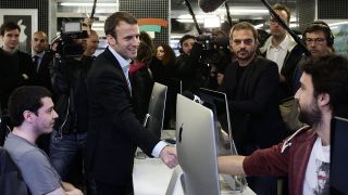 Wirtschaftsminister Macron besucht die Schule 42 in Paris (Bild: imago/Stephane Lemouton)