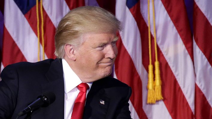 Donald Trump tritt nach Wahlsieg vor seine Anhänger (Bild: imago/UPI Photo)