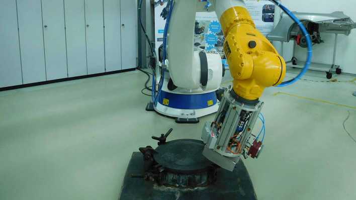 Innovationszentrum moderne Industrie der BTU Cottbus: Ein Roboter schraubt einen Tankdeckel auf - Foto: rbb Inforadio/Karsten Zummack Innovationszentrum moderne Industrie der BTU Cottbus: Ein Roboter schraubt einen Tankdeckel auf - Foto: rbb Inforadio/Karsten Zummack