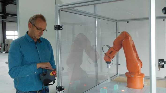 Holger Klempnow, Geschäftsführer der Firma KleRo in Berlin-Lichtenberg, testet einen Roboter. (Bild: K. Zummack, rbb Inforadio)