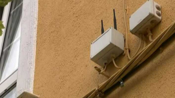 Die Sensoren schicken ihre gesammelten Informationen an Antennen; von dort gehen die Daten weiter ins Kontrollzentrum (Bild: ARD/Neuroth)
