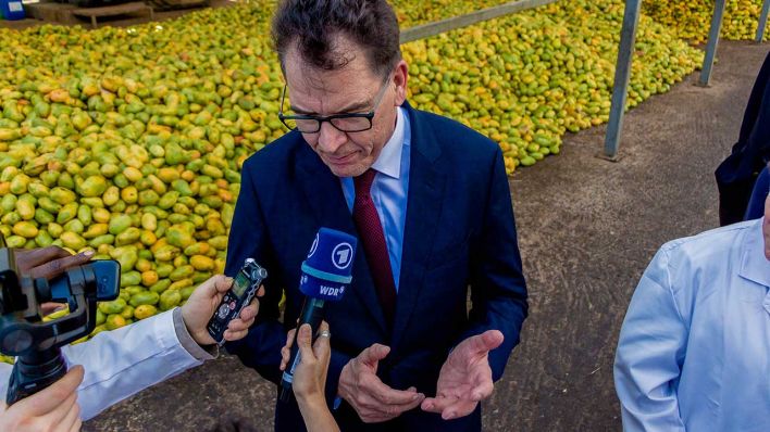 Bundesentwicklungsminister Gerd Müller (CSU) zu Besuch bei einer Getränkefirma in Nairobi, Kenia (Foto: Brian Otieno/dpa)