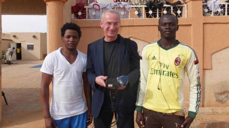 Austin Poli aus Liberia, Bakaré Mané aus Gambia und ARD-Korrespondent Jens Borchers vor der Transitcenter der Internationalen Organisation für Migration in Niamey, Niger (Foto: ARD)