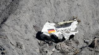 Trümmer der Germanwings-Maschine A320 liegen am 26.03.2015 an der Absturzstelle in der Nähe von Le Vernet in den französischen Alpen. (Bild: dpa/Sebastian Nogier)