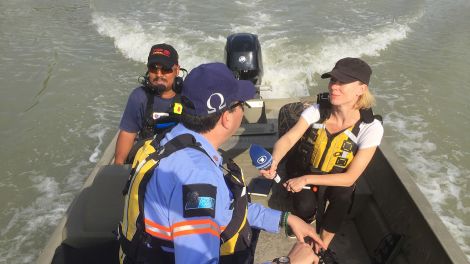 Anne-Katrin Mellmann im Gespräch mit Omar Enriquez, Direktor der Feuerwehr Nuevo Laredo, Quelle: Anne-Katrin Mellmann
