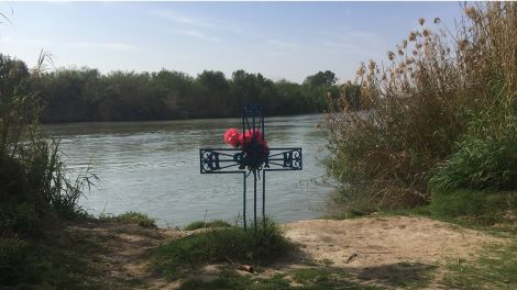 Beim Fluchtversuch ertrunken, Kreuz am Ufer des Rivo Bravo, Quelle: Anne-Katrin Mellmann