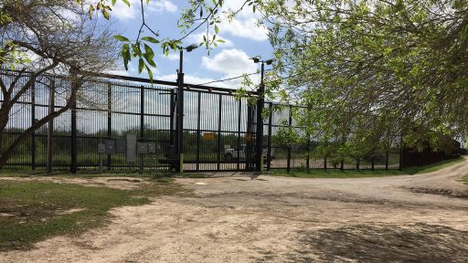 Grenzzaun bei Brownsville und Border-Patrol-Auto (Bild: Andreas Horchler)