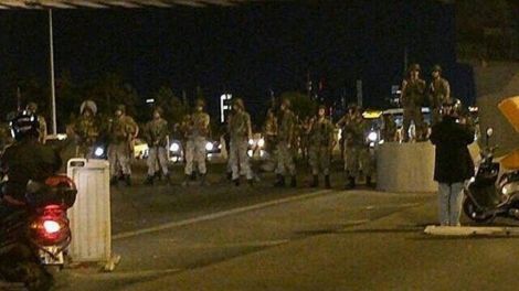 Türkische Soldaten sperren eine Bosporus-Brücke.