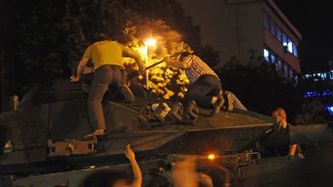 Erdogan-Anhänger klettern auf einen Panzer.