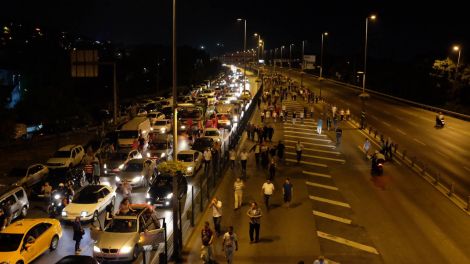 Menschen und Autos auf einer durch das Militär gesperrten Bosporus-Brücke.