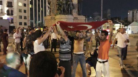 Menschen protestieren in Istanbul gegen die Putschisten.