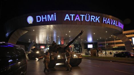 Ein Panzer steht mit Soldaten vor dem gesperrten Istanbuler Atatürk-Flughafen.