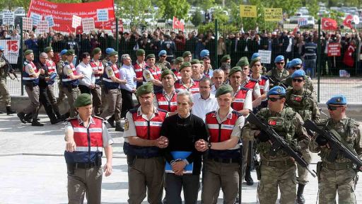 Der frühere türkische Luftwaffenchef General Akin Ozturk wird zusammen mit 221 anderen Verdächtigen in ein Gericht gebracht