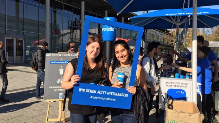 Studenten der TU Cottbus in einem blauen Rahmen mit der Aufschrift "Wir gehen jetzt miteinander" #inforadiohotnews am 16.10.2017