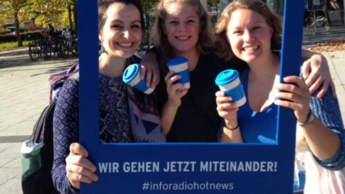 Studenten der Uni Cottbus in einem Bilderrahmen mit der Aufschrift "Wir gehen jetzt miteinander" #inforadiohotnews