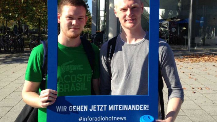 Studenten der Uni Cottbus in einem Bilderrahmen mit der Aufschrift "Wir gehen jetzt miteinander" #inforadiohotnews