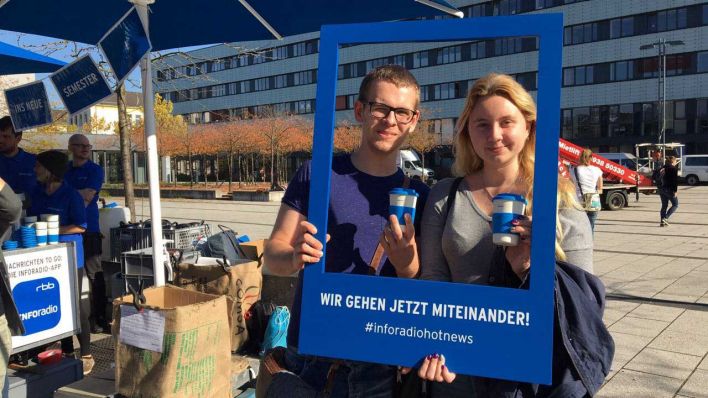 Studenten der TU Cottbus in einem blauen Rahmen mit der Aufschrift "Wir gehen jetzt miteinander" #inforadiohotnews am 16.10.2017