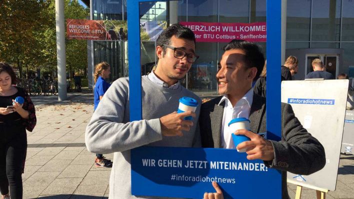 Studenten der TU Cottbus in einem blauen Rahmen mit der Aufschrift "Wir gehen jetzt miteinander" #inforadiohotnews am 16.10.2017