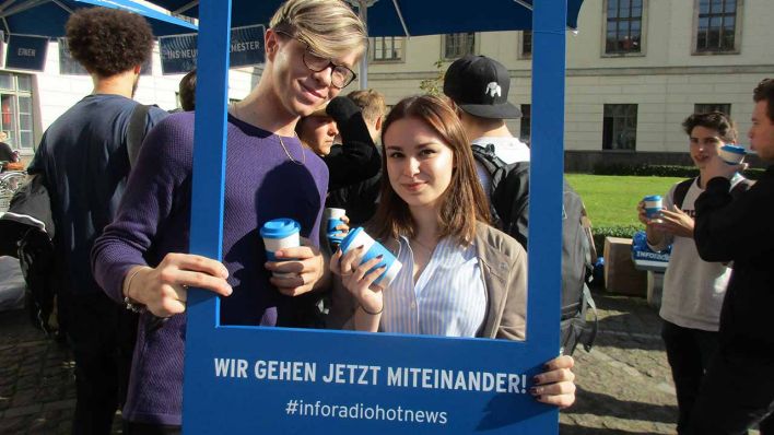 Studenten der Humboldt Universität in einem Bilderrahmen mit der Aufschrift "Wir gehen jetzt miteinander", 17.10.2017