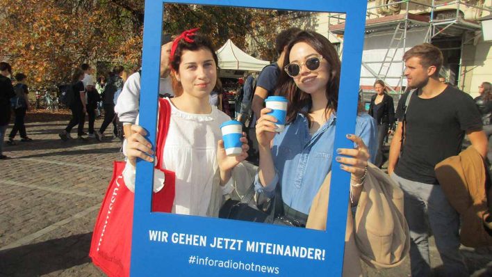 Studenten der Humboldt Universität in einem Bilderrahmen mit der Aufschrift "Wir gehen jetzt miteinander", 17.10.2017