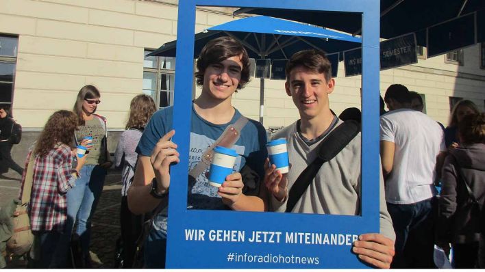 Studenten der Humboldt Universität in einem Bilderrahmen mit der Aufschrift "Wir gehen jetzt miteinander", 17.10.2017