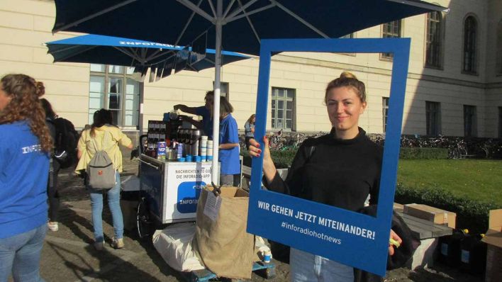 Studenten der Humboldt Universität in einem Bilderrahmen mit der Aufschrift "Wir gehen jetzt miteinander", 17.10.2017